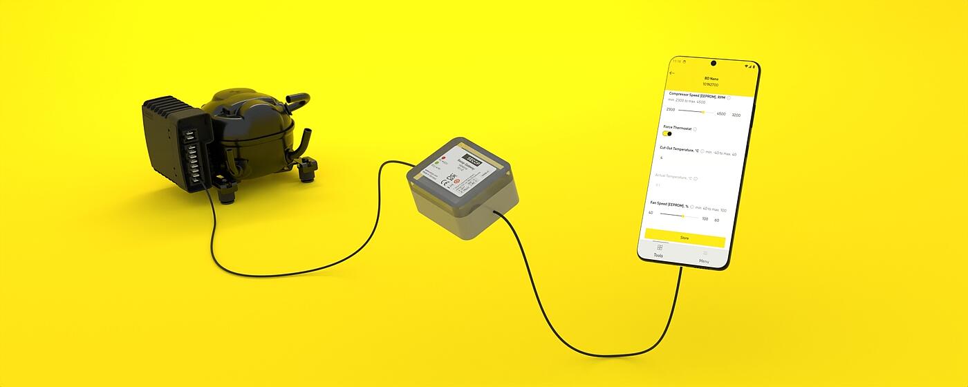 Auf gelbem Hintergrund sind ein Smartphone und ein Kompressor über einen Gateway verbunden.