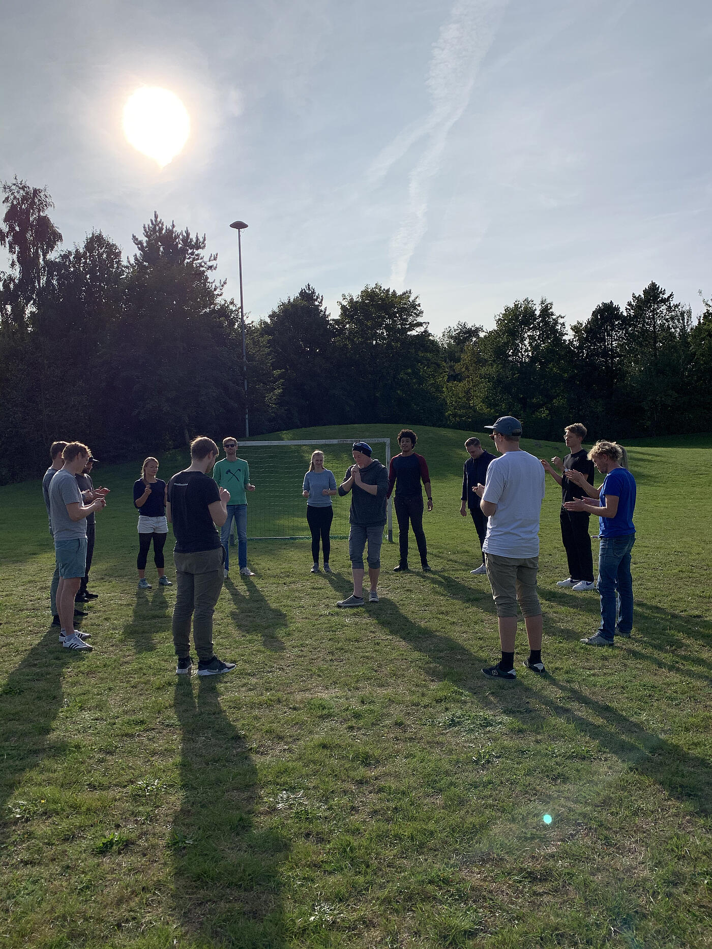 Das Team von visuellverstehen macht im Freien Sport.