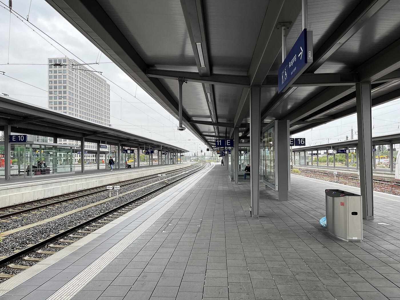 Nahezu menschenleeres Gleis 11 des Dortmunder Bahnhofs.