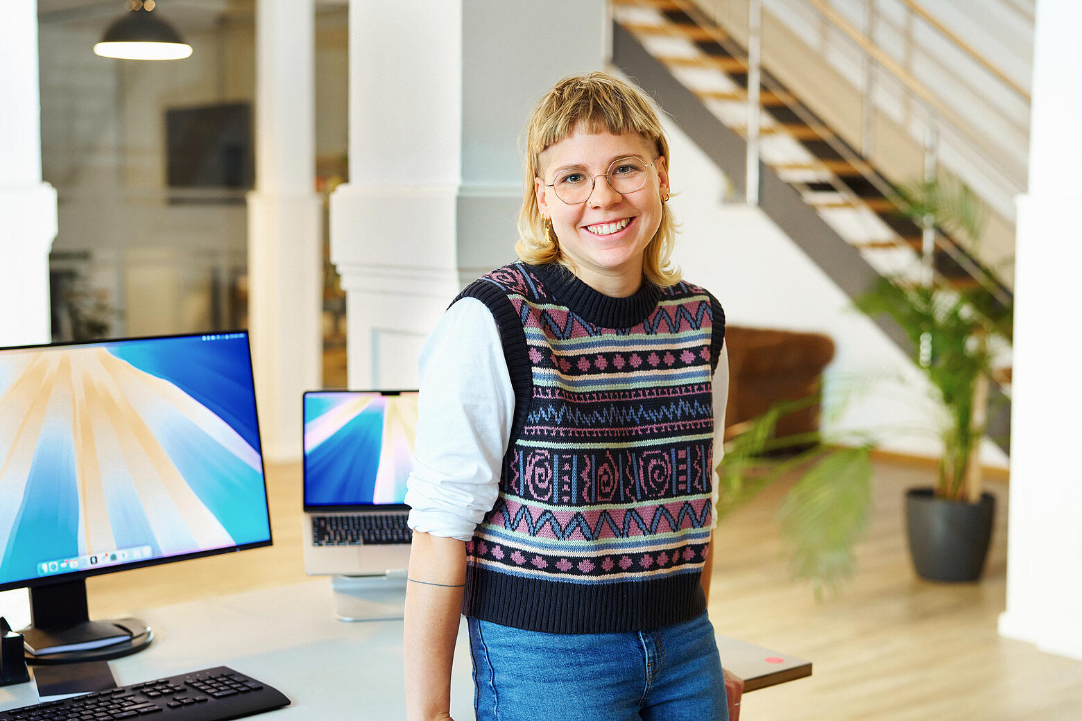 Portraitfoto Mitarbeiterin im Büro