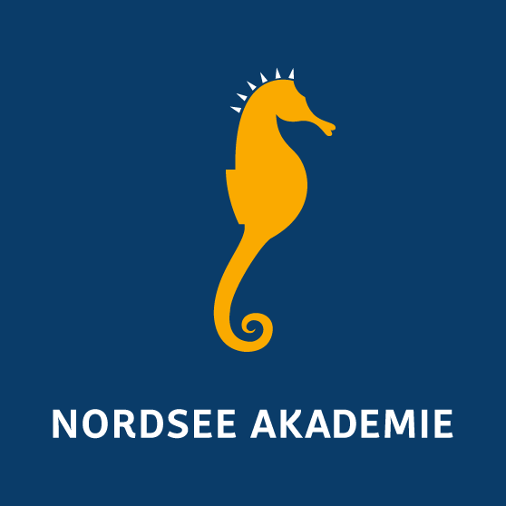 Das Logo der Nordseeakademie mit einem gelben Seepferdchen auf blauem Hintergrund.